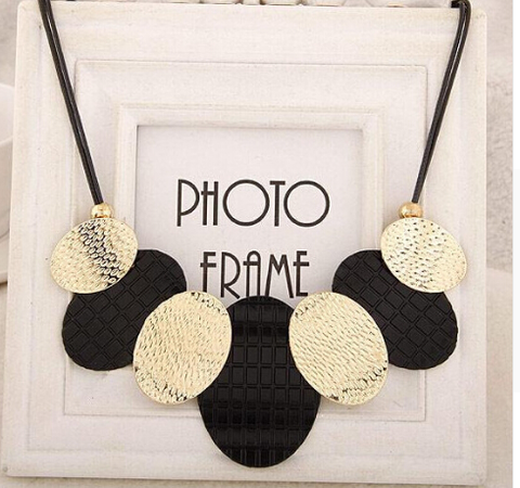 Choker Necklace With Oval Metal Sheets Pendant